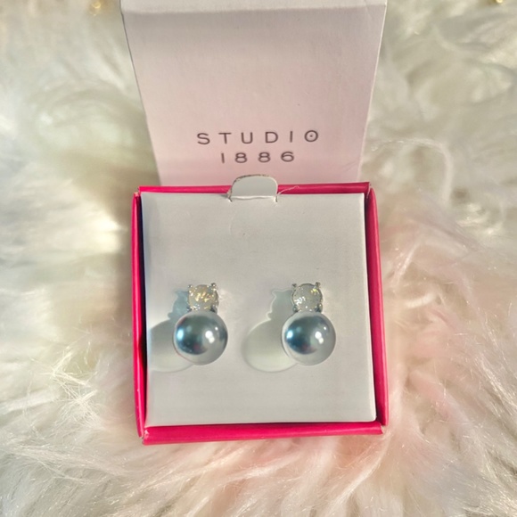 Avon Faux Pearl Earrings - Picture 2 of 4